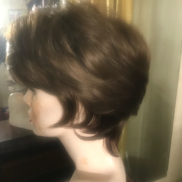 a Short Brown shaggy neckline wig made of soft silky synthetic fiber, New - Picture 2 of 4